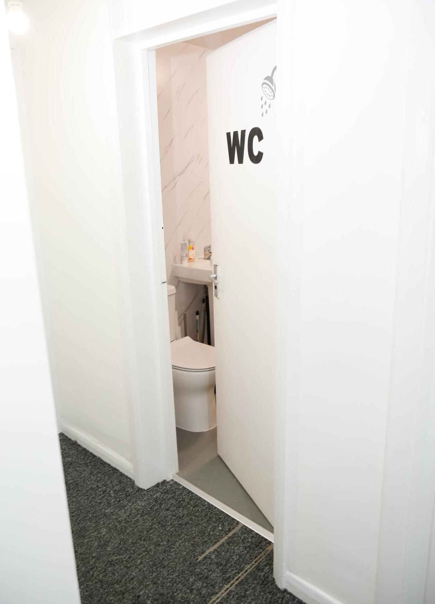 Stylish 1-minute Walk To Camden Town Metro, Shops, Cafes, Bars & Restaurants With Shared Bathrooms Gazde/Camere de închiriat
