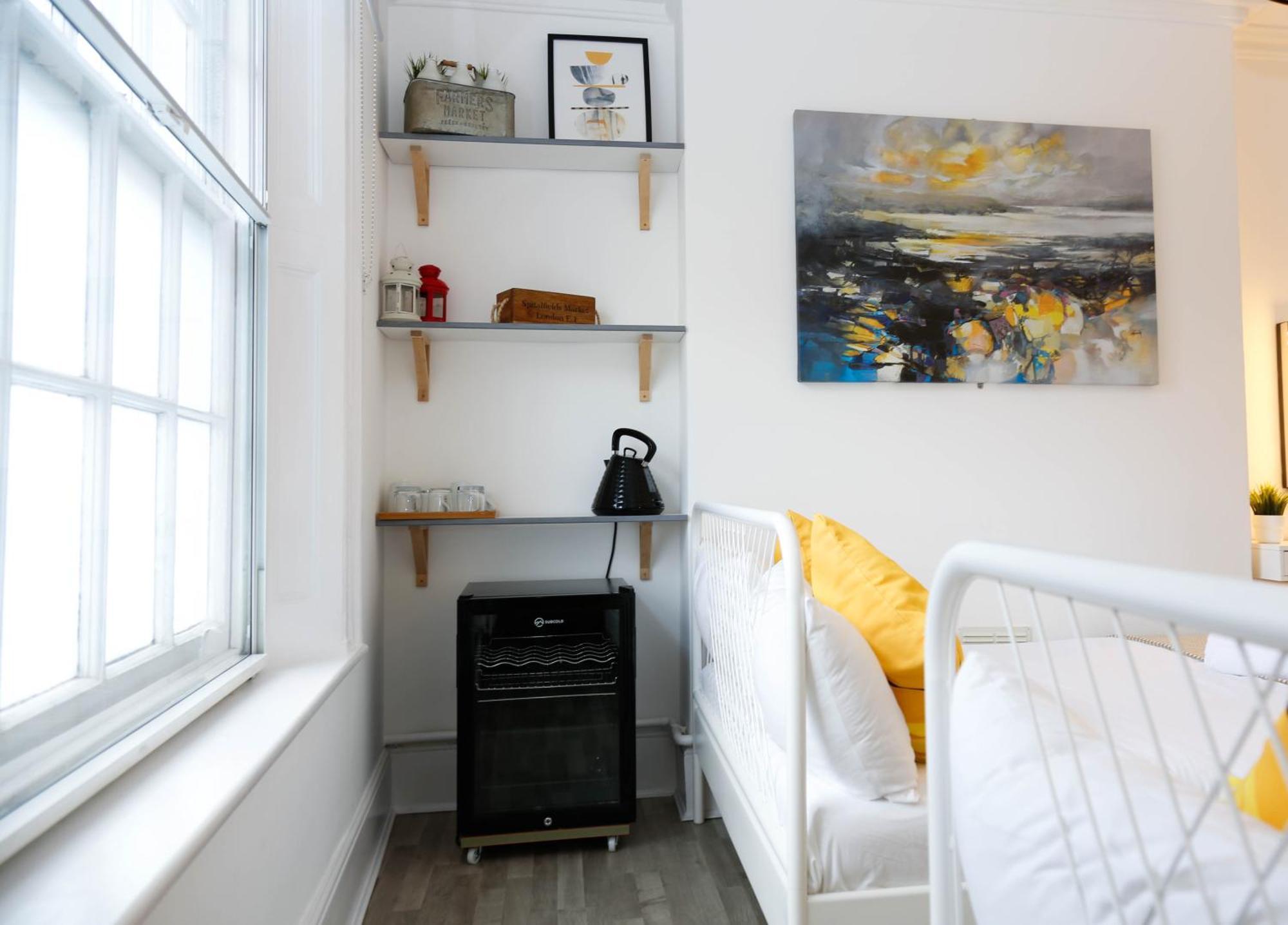 Stylish 1-minute Walk To Camden Town Metro, Shops, Cafes, Bars & Restaurants With Shared Bathrooms Gazde/Camere de închiriat