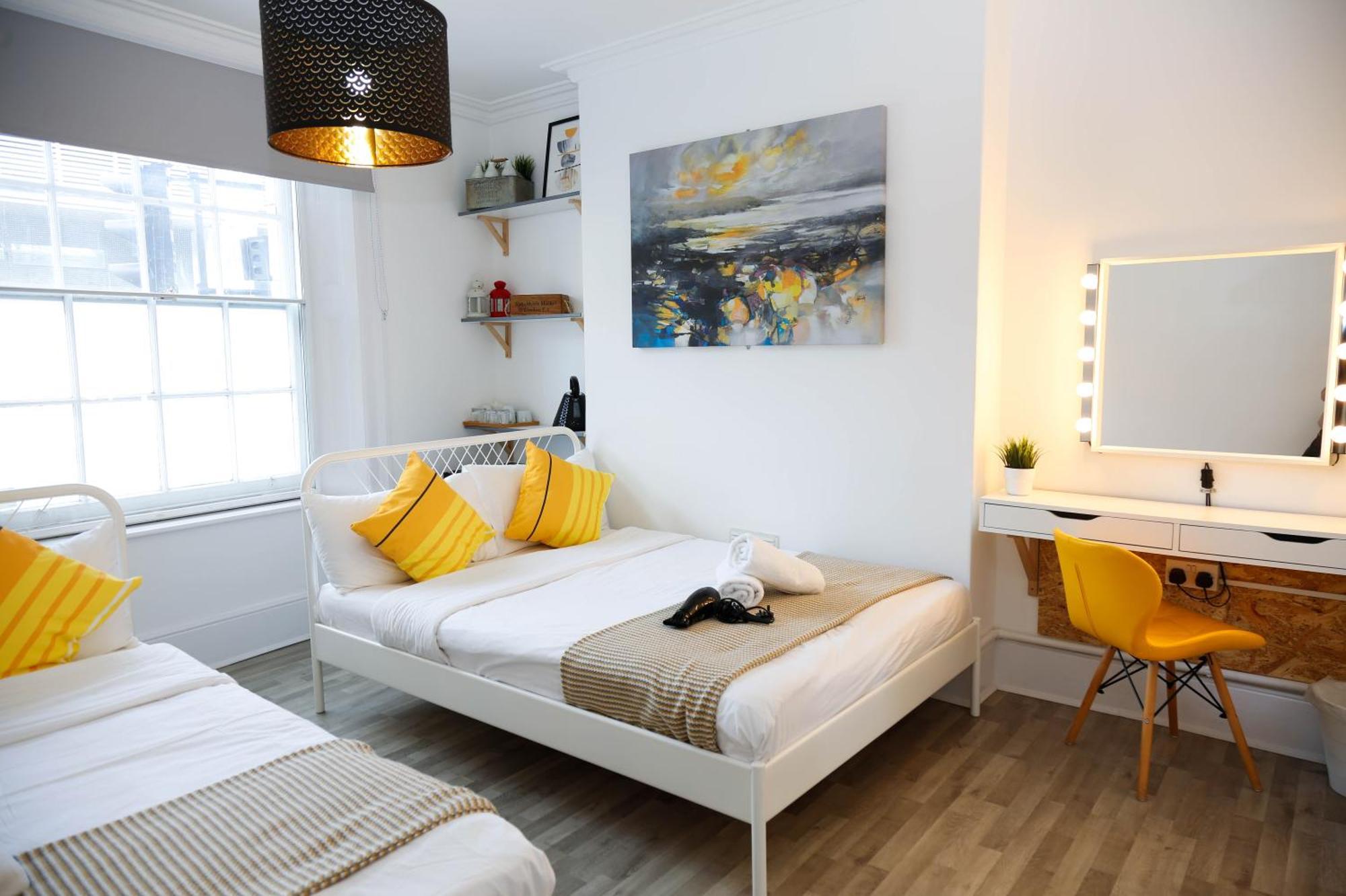 Stylish 1-minute Walk To Camden Town Metro, Shops, Cafes, Bars & Restaurants With Shared Bathrooms Gazde/Camere de închiriat Londra