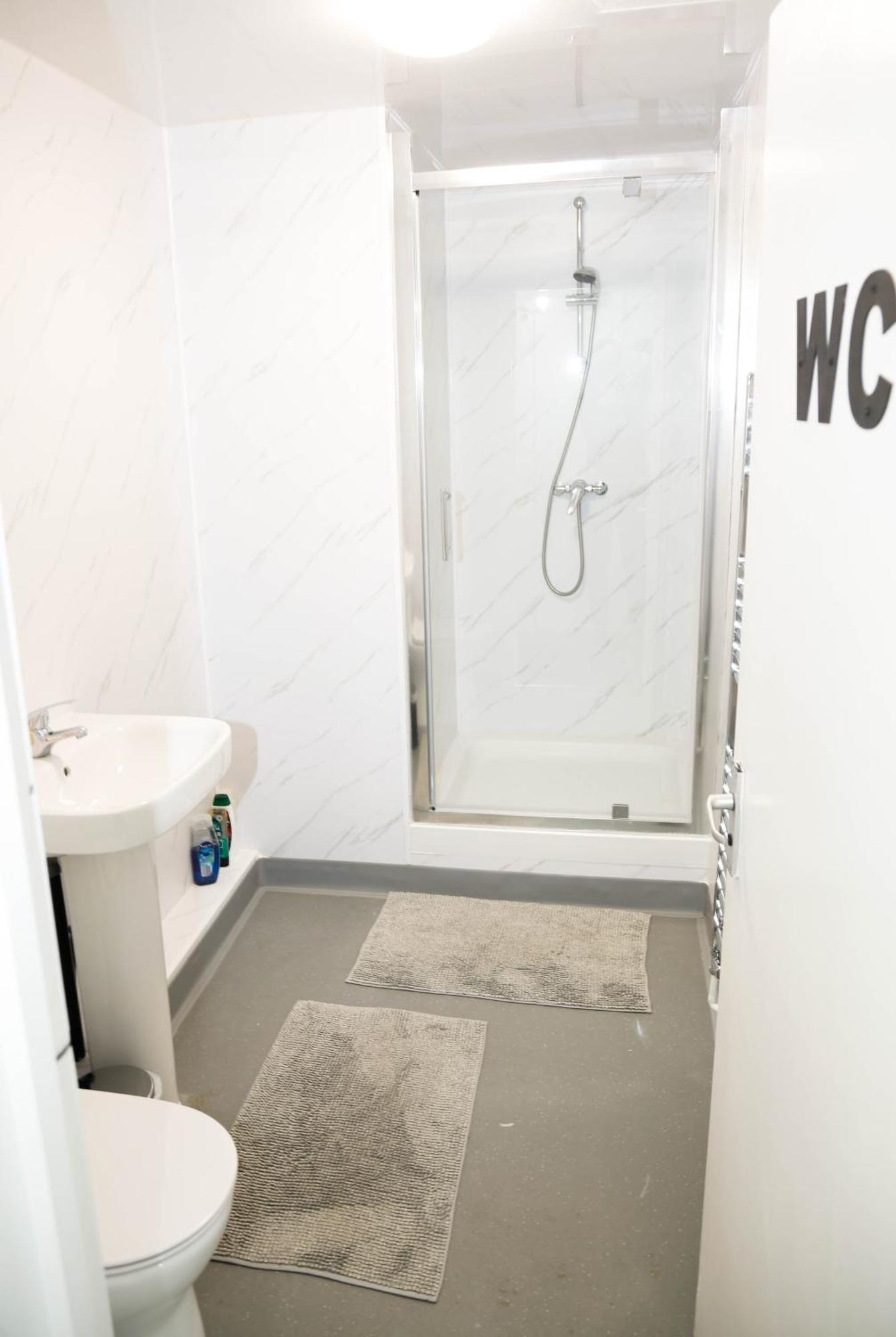 Gazde/Camere de închiriat Stylish 1-minute Walk To Camden Town Metro, Shops, Cafes, Bars & Restaurants With Shared Bathrooms