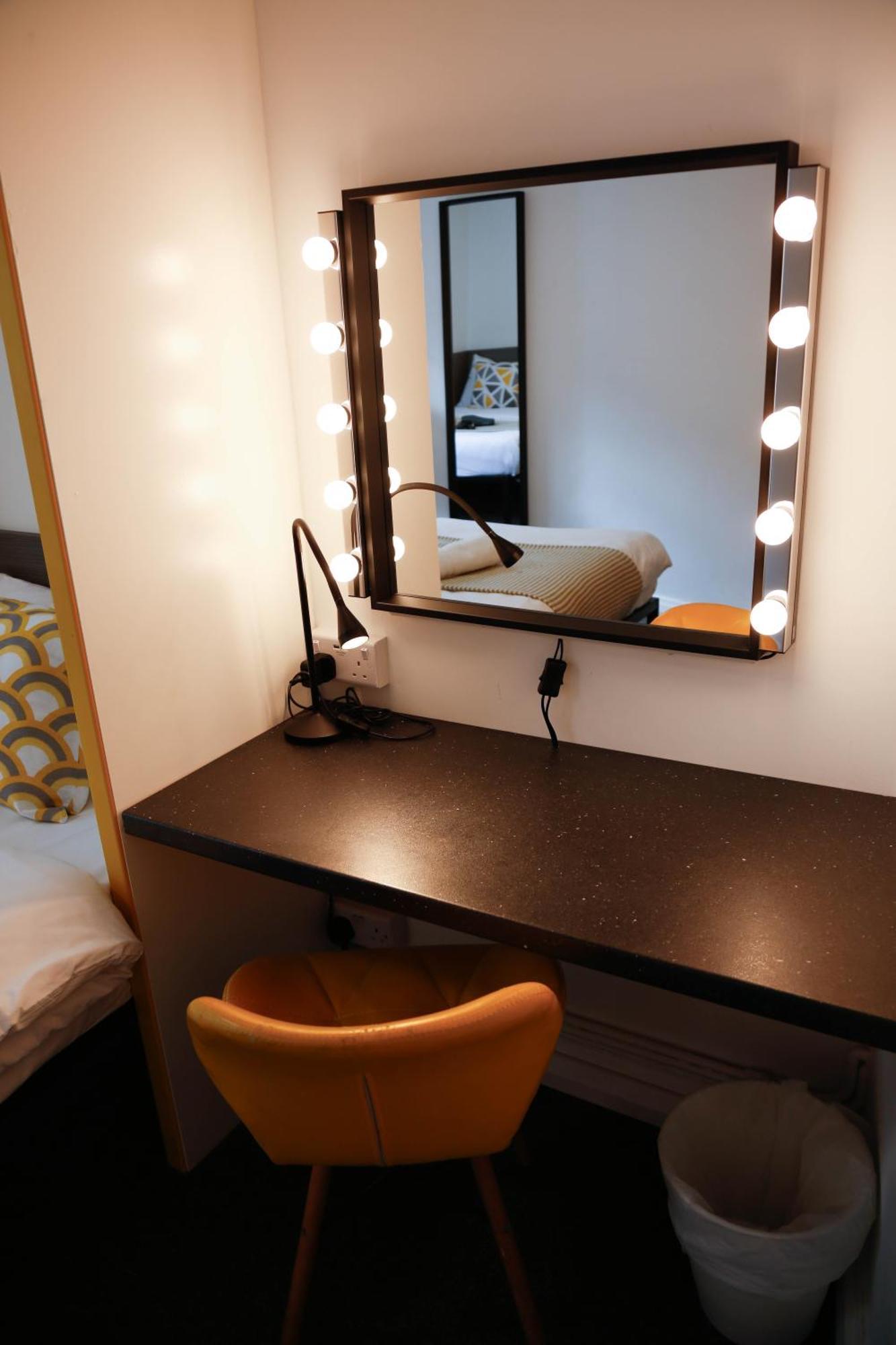 Gazde/Camere de închiriat Stylish 1-minute Walk To Camden Town Metro, Shops, Cafes, Bars & Restaurants With Shared Bathrooms Londra
