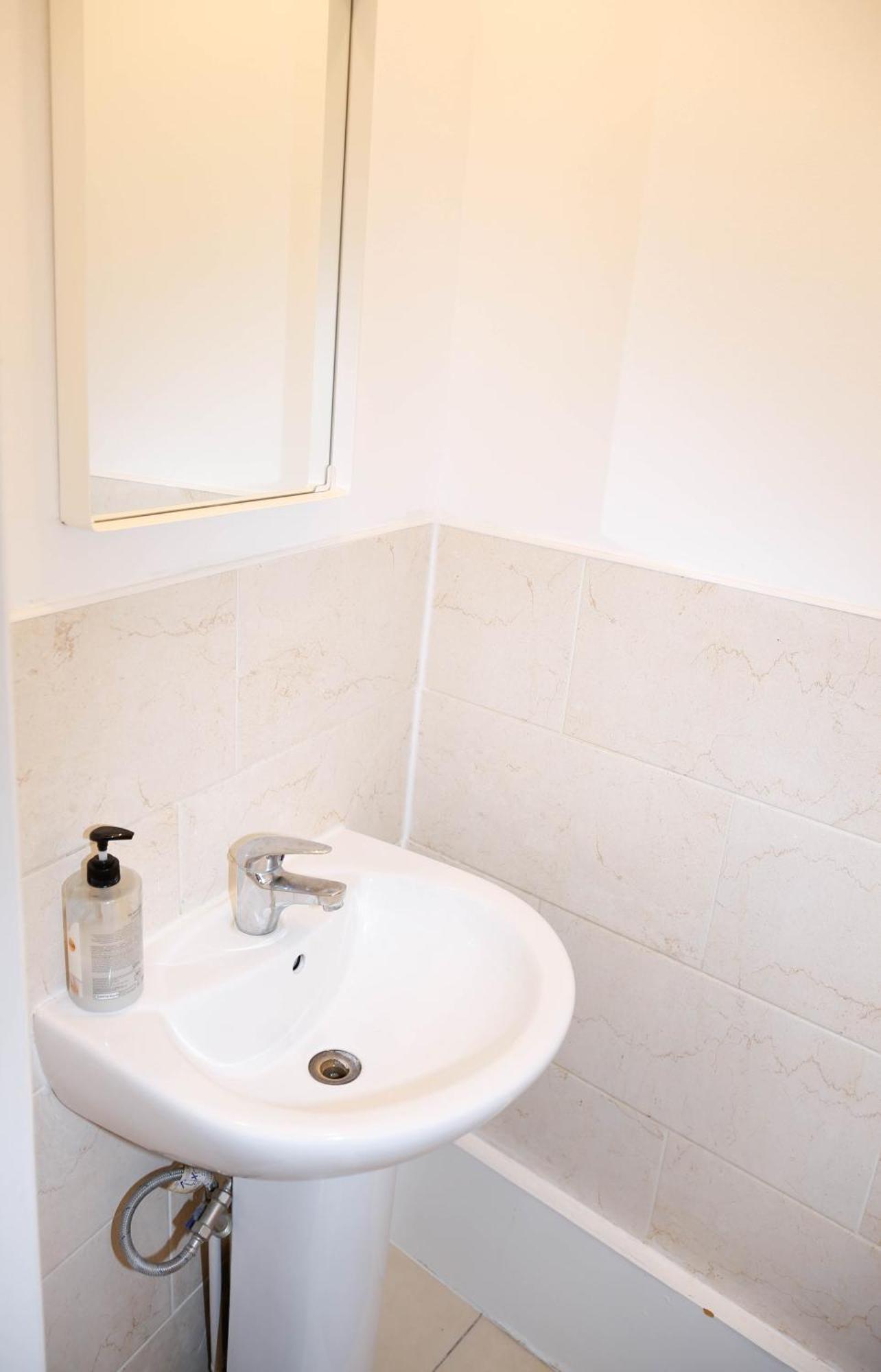 Stylish 1-minute Walk To Camden Town Metro, Shops, Cafes, Bars & Restaurants With Shared Bathrooms Londra