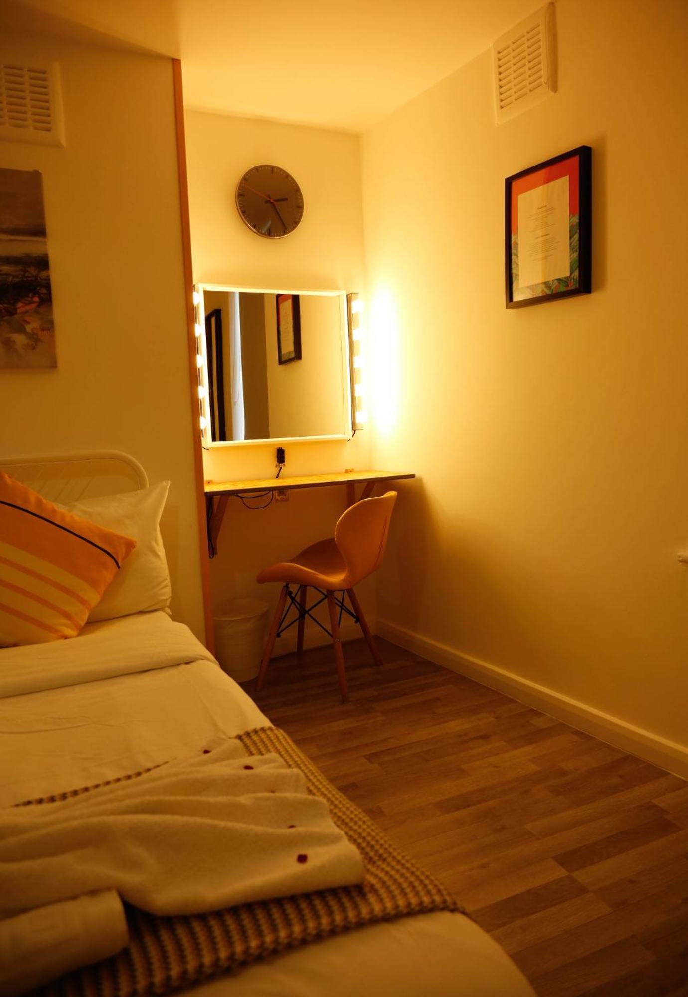Gazde/Camere de închiriat Stylish 1-minute Walk To Camden Town Metro, Shops, Cafes, Bars & Restaurants With Shared Bathrooms Londra