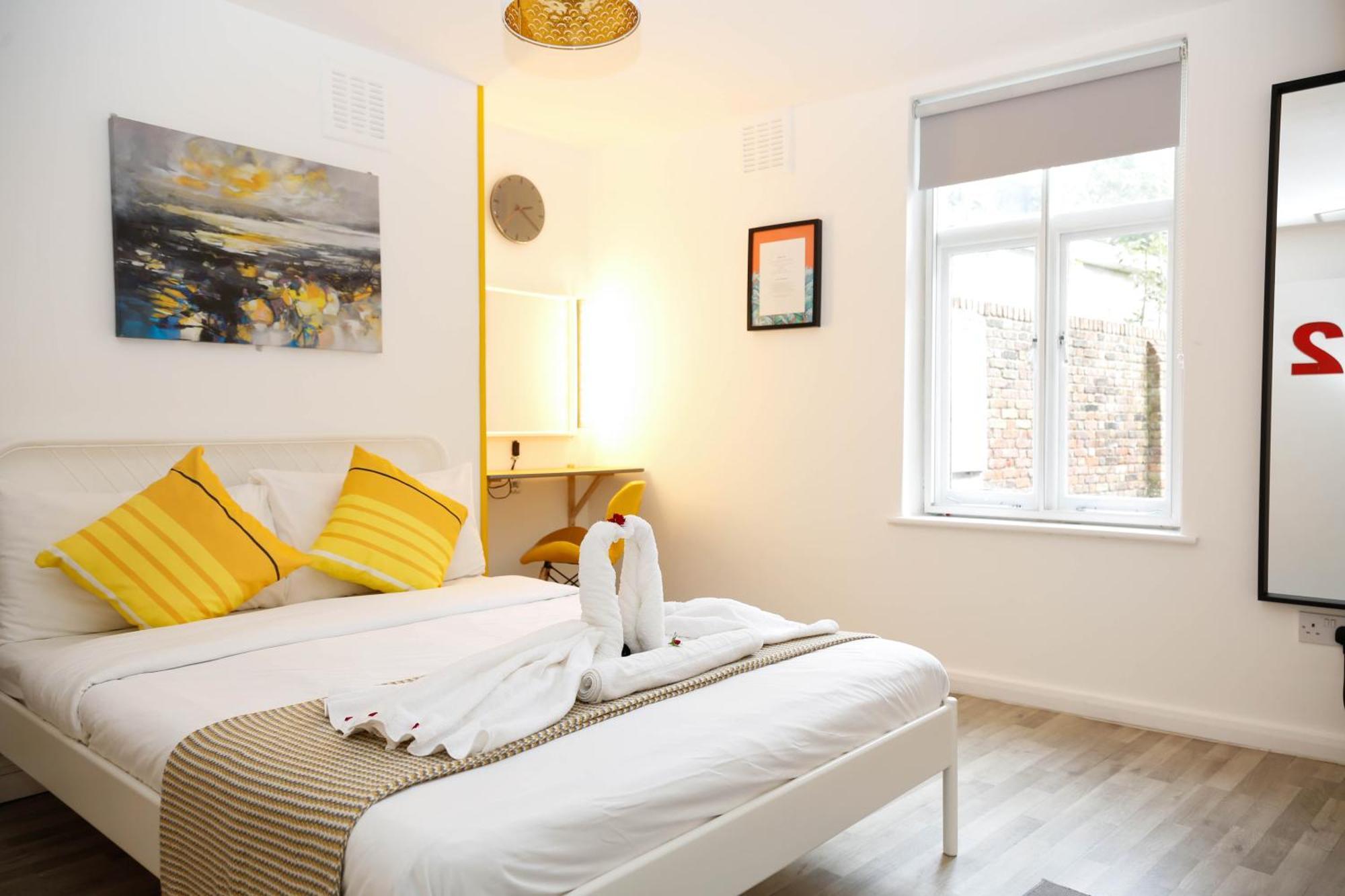 Stylish 1-minute Walk To Camden Town Metro, Shops, Cafes, Bars & Restaurants With Shared Bathrooms Gazde/Camere de închiriat Londra
