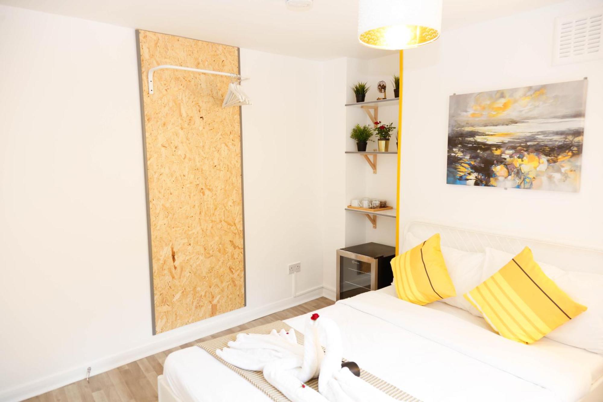 Gazde/Camere de închiriat Stylish 1-minute Walk To Camden Town Metro, Shops, Cafes, Bars & Restaurants With Shared Bathrooms Londra