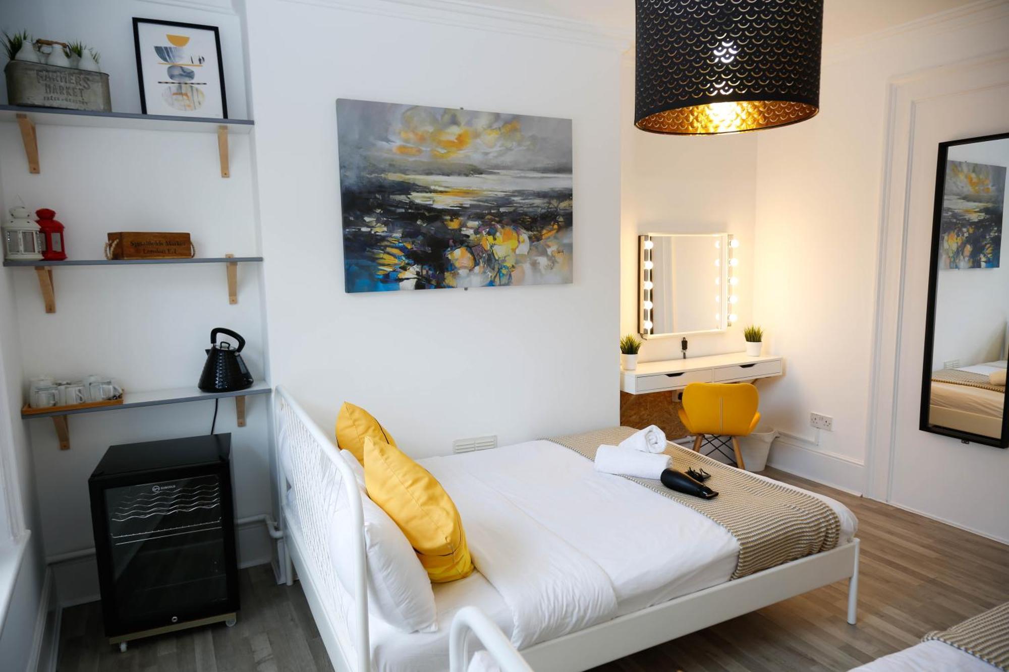 Gazde/Camere de închiriat Stylish 1-minute Walk To Camden Town Metro, Shops, Cafes, Bars & Restaurants With Shared Bathrooms *