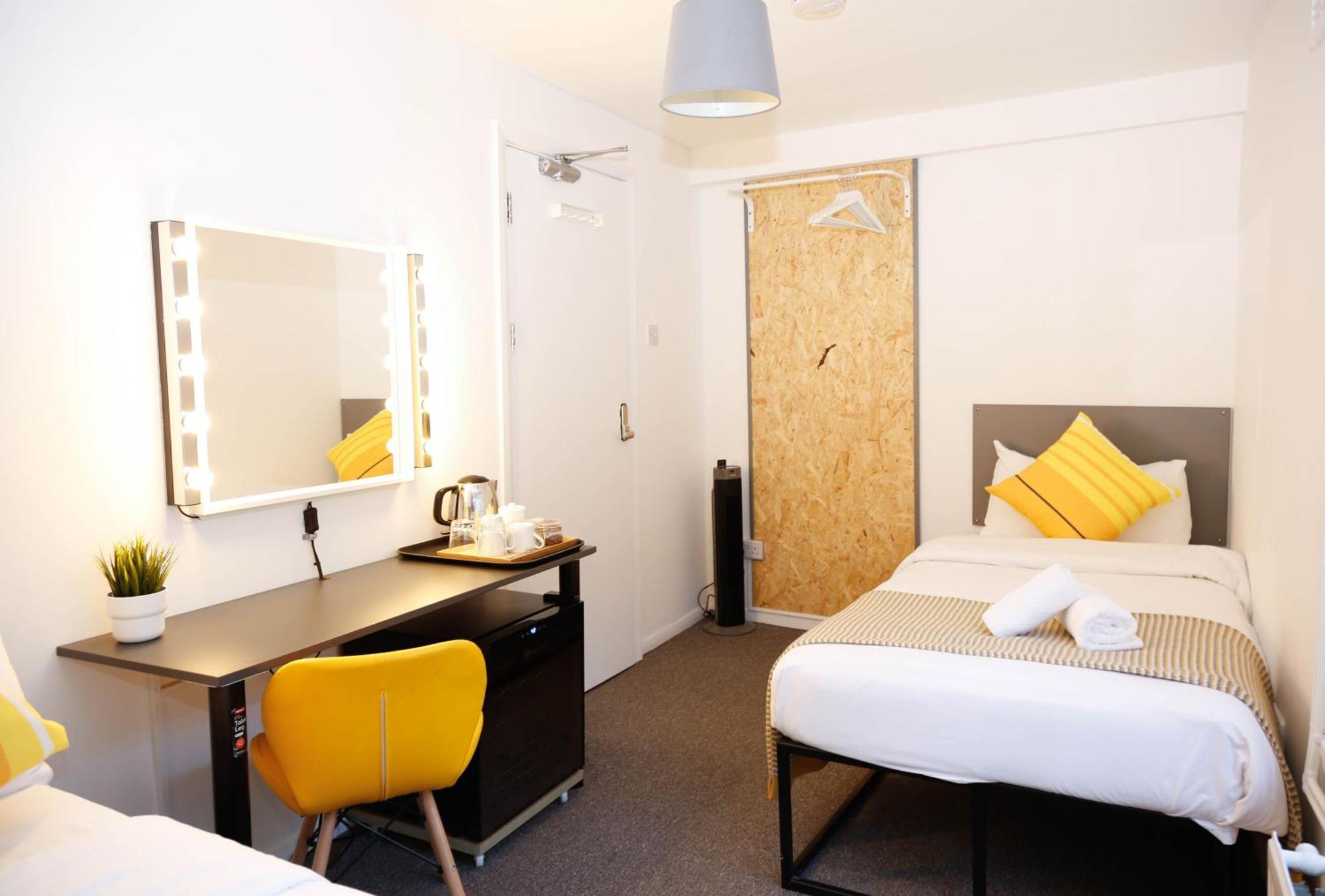 Stylish 1-minute Walk To Camden Town Metro, Shops, Cafes, Bars & Restaurants With Shared Bathrooms Gazde/Camere de închiriat Londra