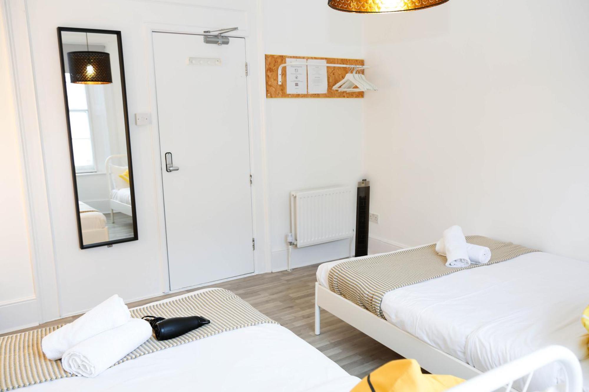 Stylish 1-minute Walk To Camden Town Metro, Shops, Cafes, Bars & Restaurants With Shared Bathrooms Alloggio in famiglia