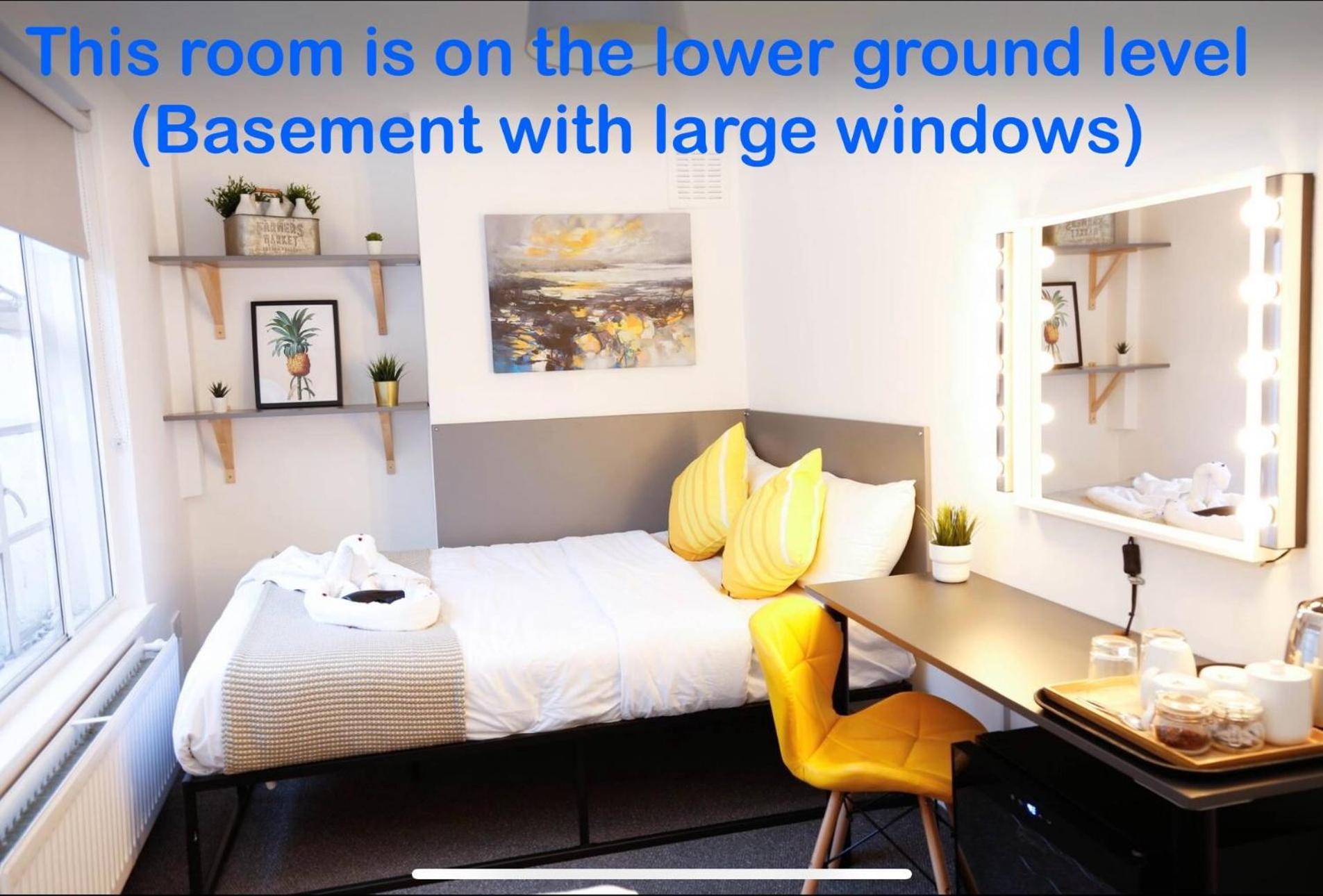 Stylish 1-minute Walk To Camden Town Metro, Shops, Cafes, Bars & Restaurants With Shared Bathrooms Alloggio in famiglia *